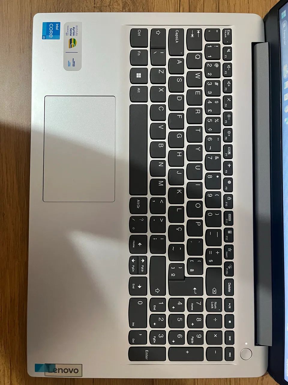 Notebook Lenovo modelo IdeaPad 1 15IAU7 - Foto 2