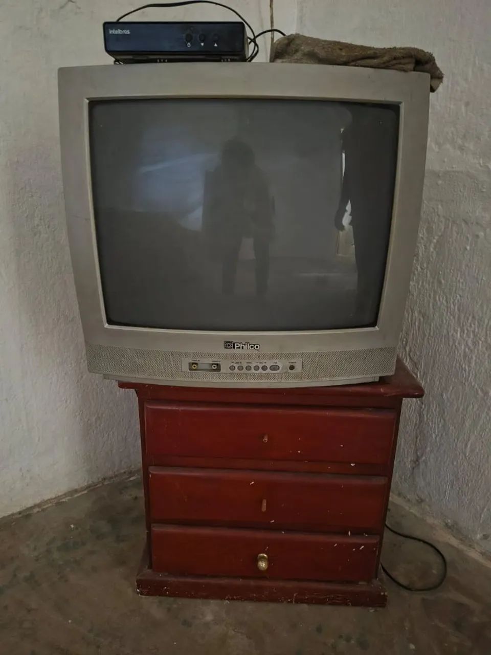 Desapego....Tv Philco 20 polegadas + Conversor+criado