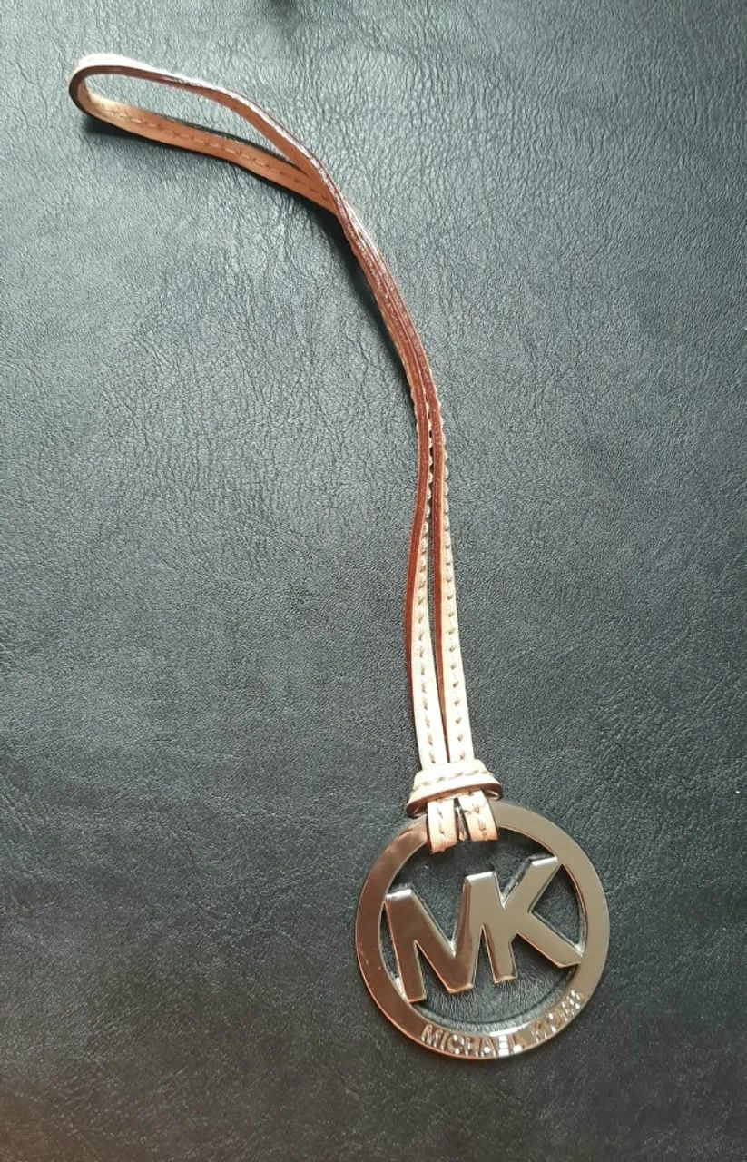 Pingente de bolsa Michael Kors prateado e couro bege - Foto 4