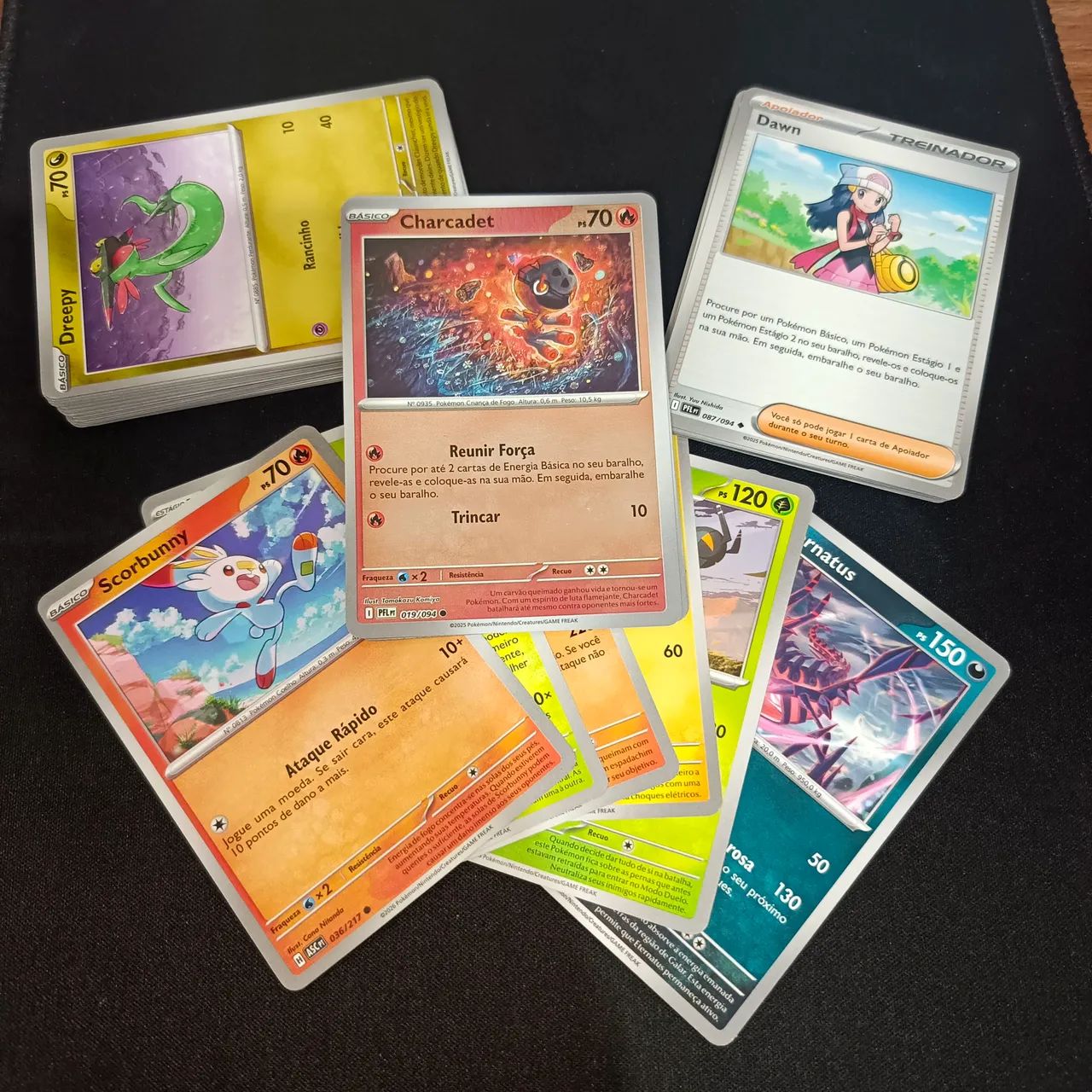 Lote com 56 cartas Pokémon TCG com 56 cartas com 5 brilhantes LT2