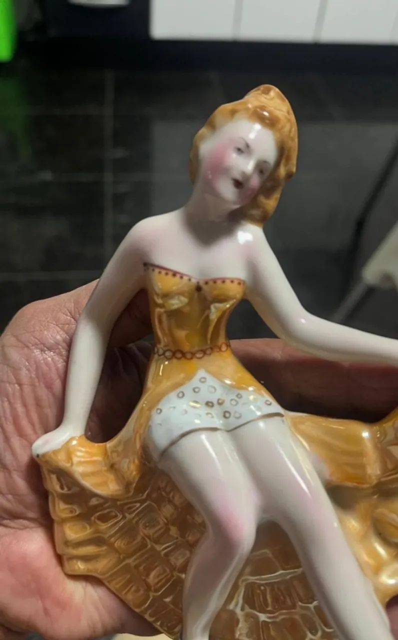 BELISSIMA E ANTIGA ESCULTURA, REPRESENTANDO DANÇARINA DE CAN CAN EM PORCELANA - Foto 2