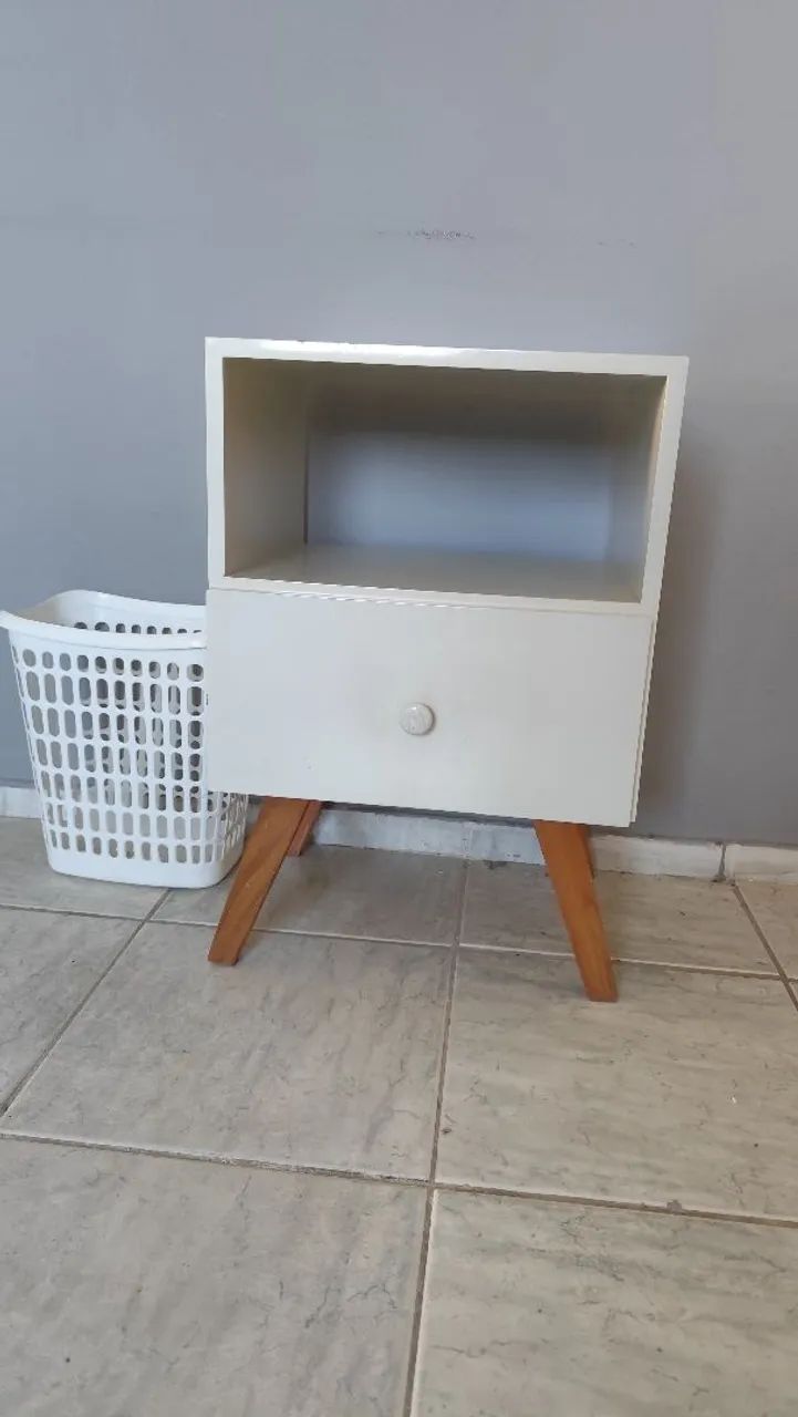 Mesa lateral para quarto