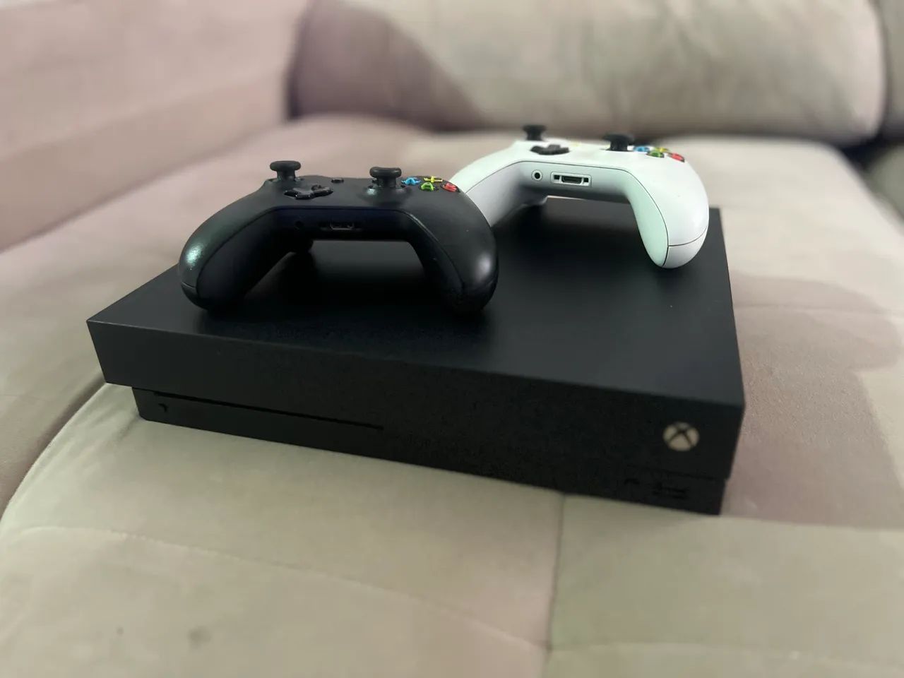 Xbox One X 1TB - Completo + 2 Controles Originais - Muito Conservado - Foto 2