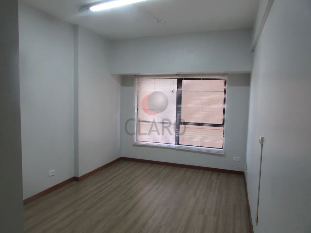 SALA COMERCIAL PARA LOCAÇÃO NO BIGORRILHO | COM ESPAÇO PARA RECEPÇÃO - Foto 2