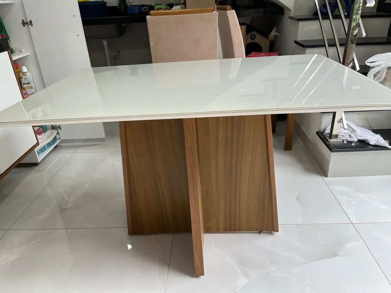 Mesa com tampo de vidro branco e 4 cadeiras  - Foto 2