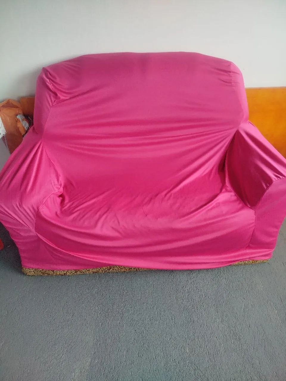 Sofá velho + capa rosa inclusa 
