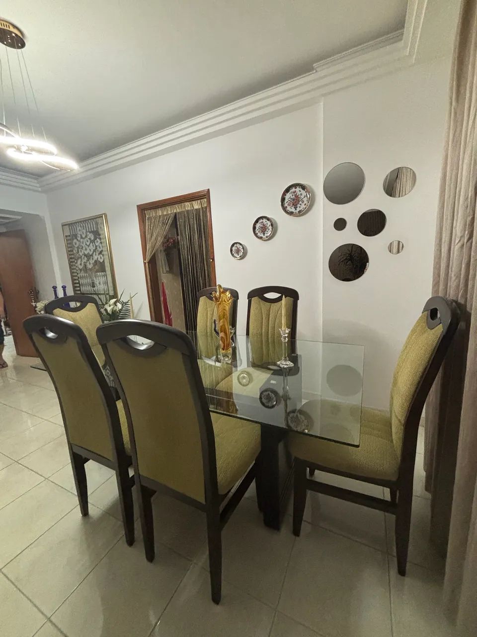 Mesa de vidro com 6 cadeiras