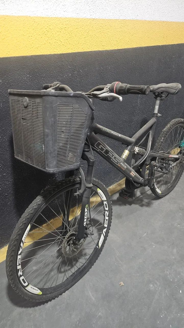 Bicicleta com marcha freio a disco e certa