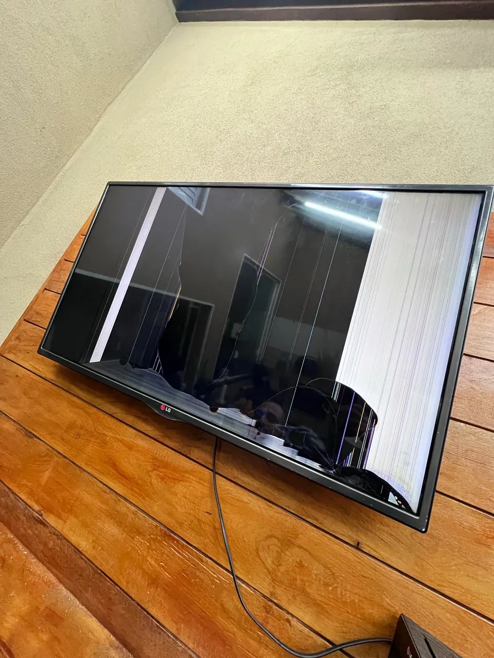 Tv LG 42 polegadas tela quebrada por dentro 