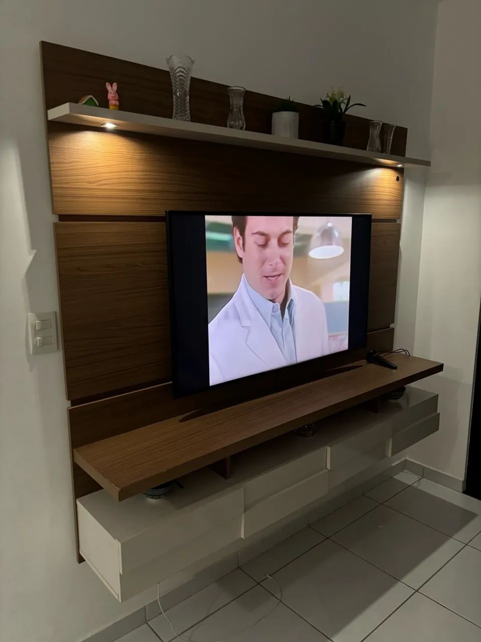 Painel paraTV Planejado com Iluminação de LED - Lindo e Moderno