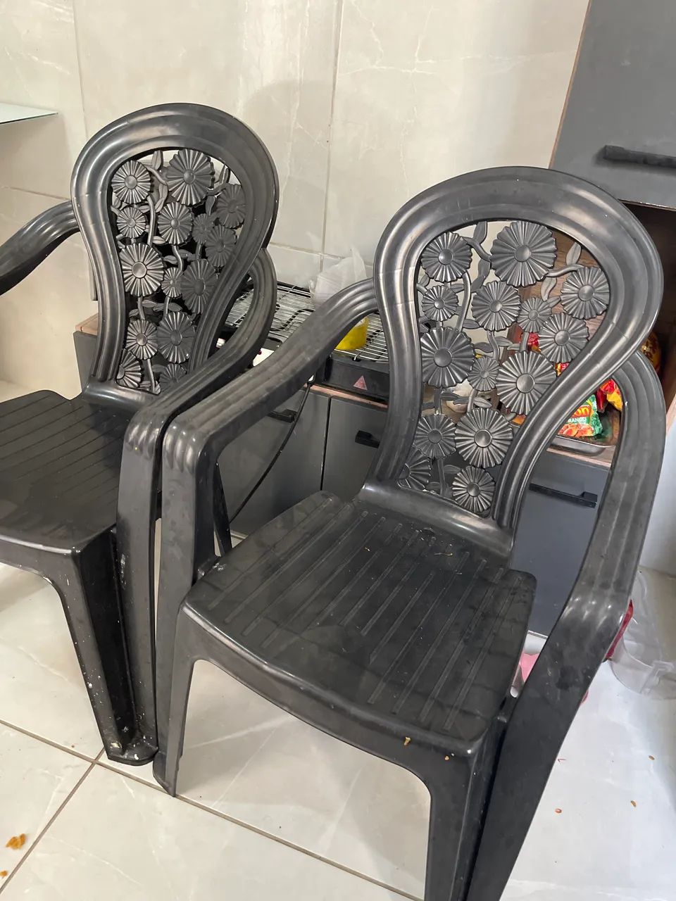 Vendo duas cadeiras de plástico novas  - Foto 2