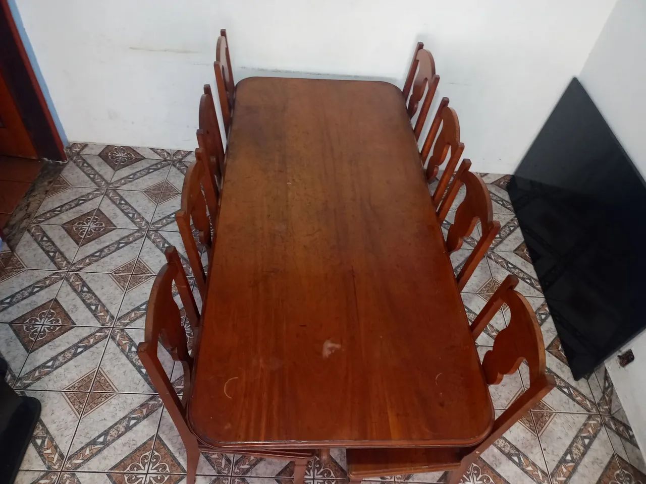 Mesa com 8 cadeiras de madeira maciça. - Foto 5