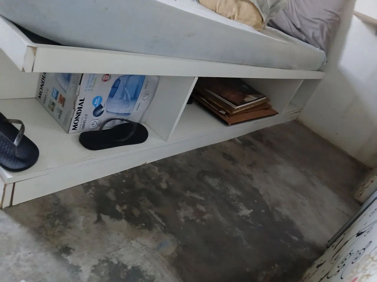 Vende cama de solteiro em bom estado, acompanha colchão  - Foto 2