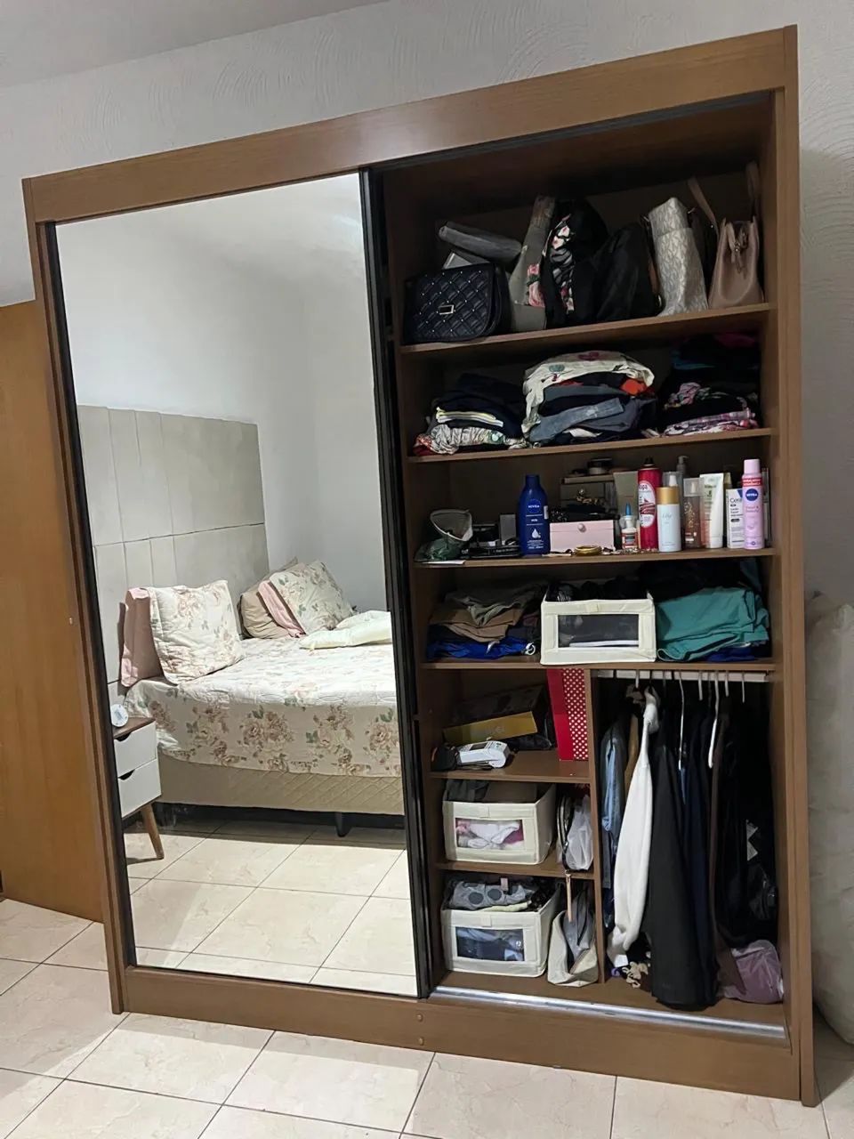 Vendo guarda roupa com porta de correr e espelho - Foto 2