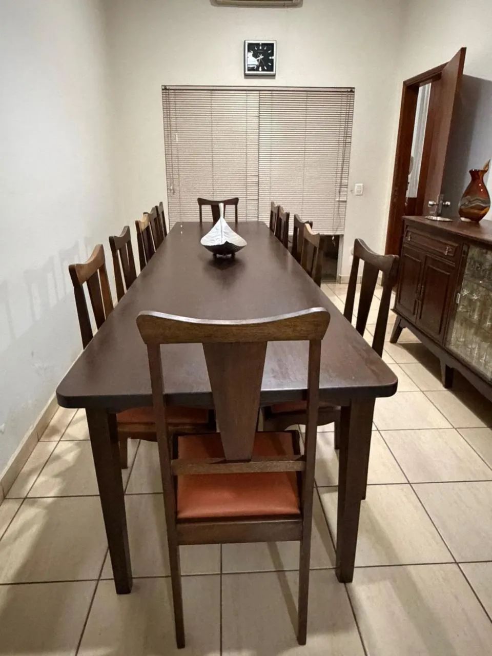 Mesa enorme e resistente + 12 cadeiras (peça difícil de encontrar hoje) - Foto 2