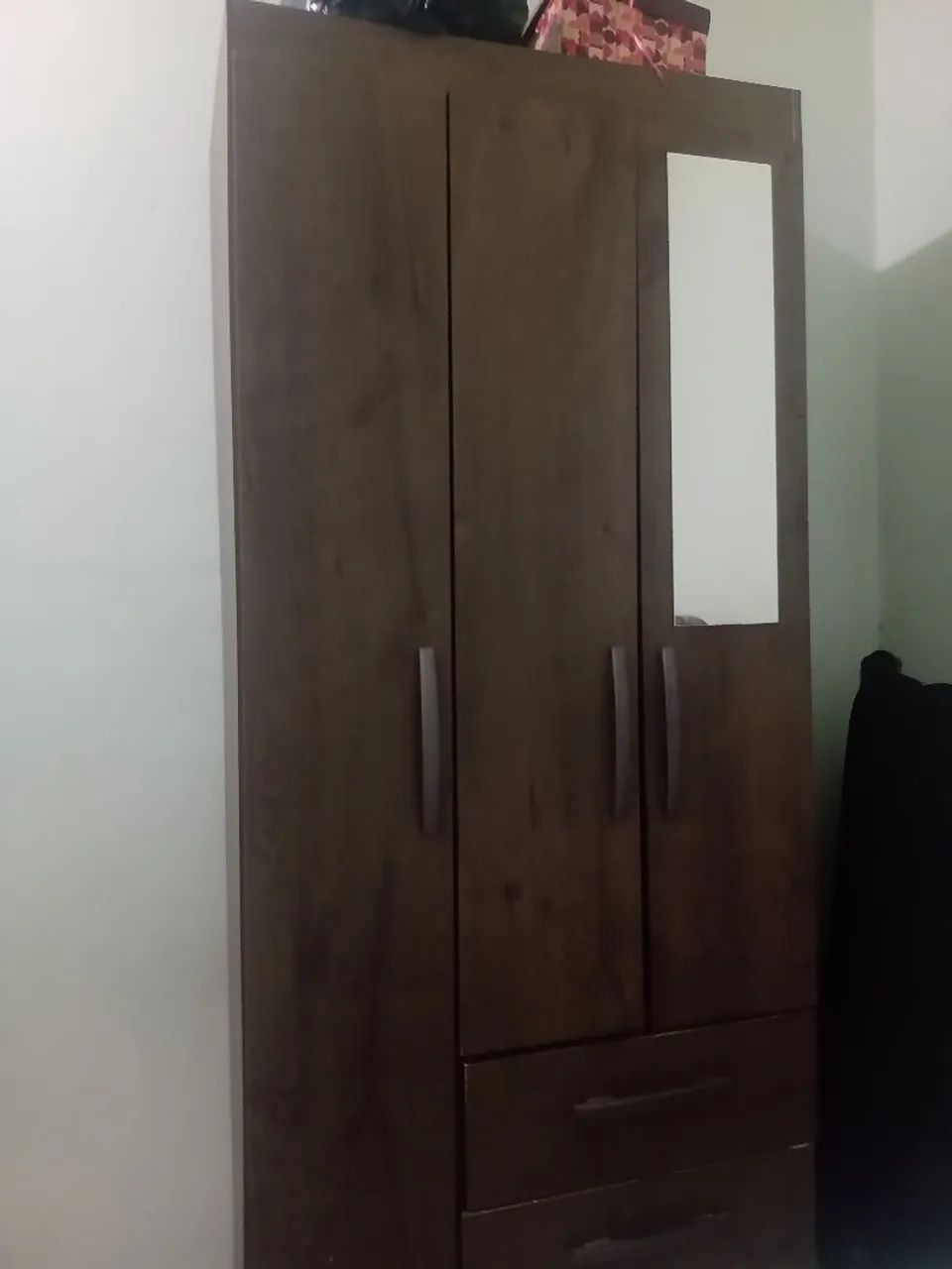 Guarda roupa solteiro.