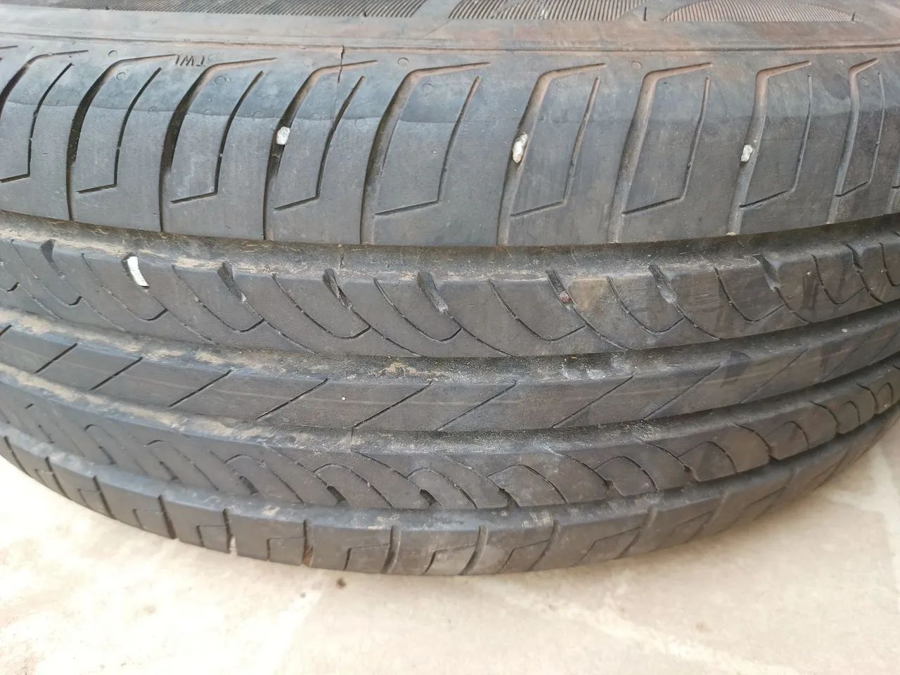 Vendo roda 5 furos com pneu em ótimo estado  - Foto 2