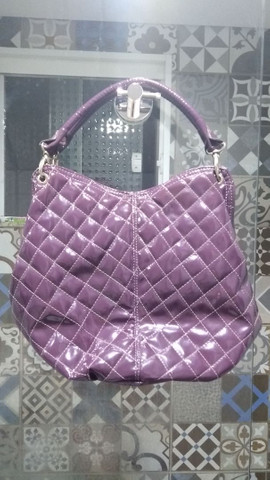 Bolsa verniz matelasse uva