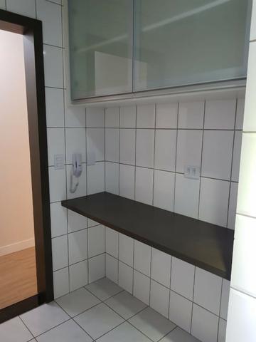 Apartamento moderno, projetado e mobiliado. Ótima localização - Foto 9