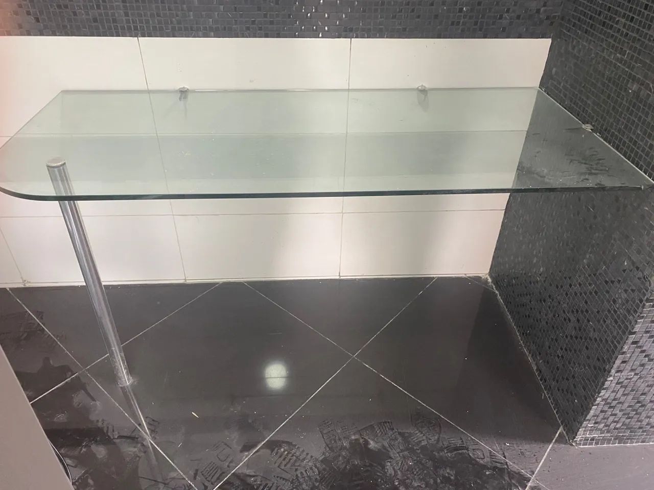 Mesa com tampo em vidro temperado - ótima oportunidade