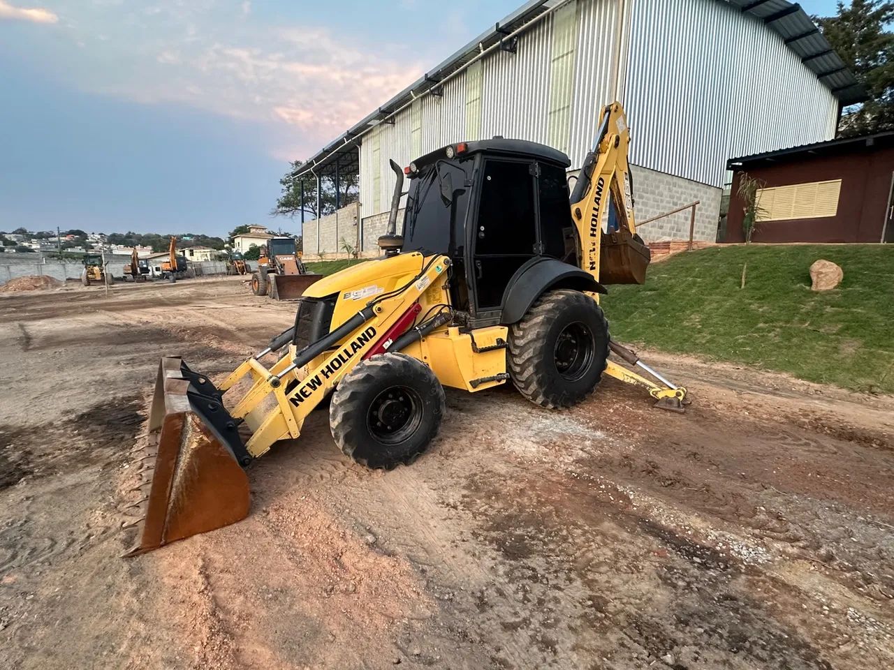 Retroescavadeira New Holland B95 2018 4X4  - Foto 2