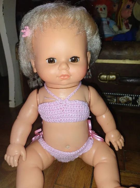Boneca antiga de vinil com biquíni de crochê