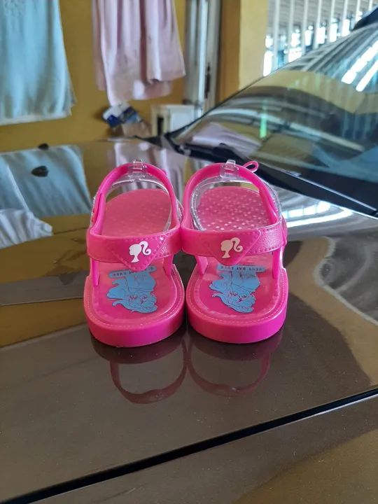 Sandália infantil da Barbie N° 30 nova (Troco por carregador Samsung 25W preto) - Foto 4