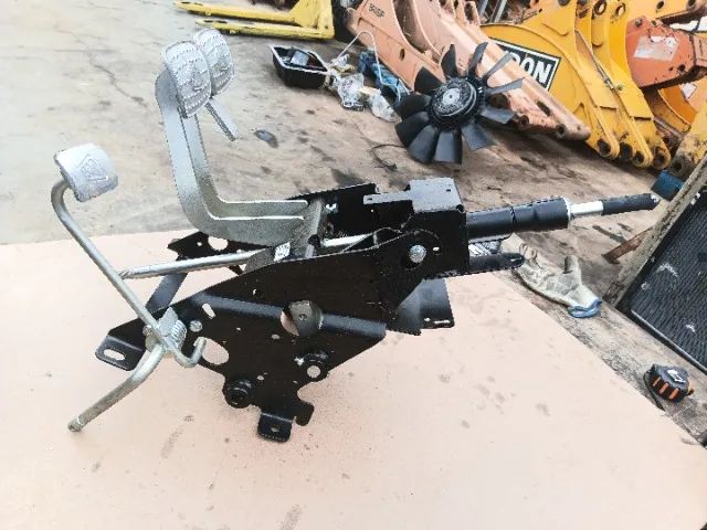 Suporte pedais de freios e coluna de direção JCB p/n 334/P7248 - Foto 3