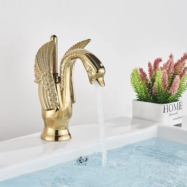 Torneira Monocomando Misturador Banheiro Lavabo Dourado Forma de cisne - Foto 2