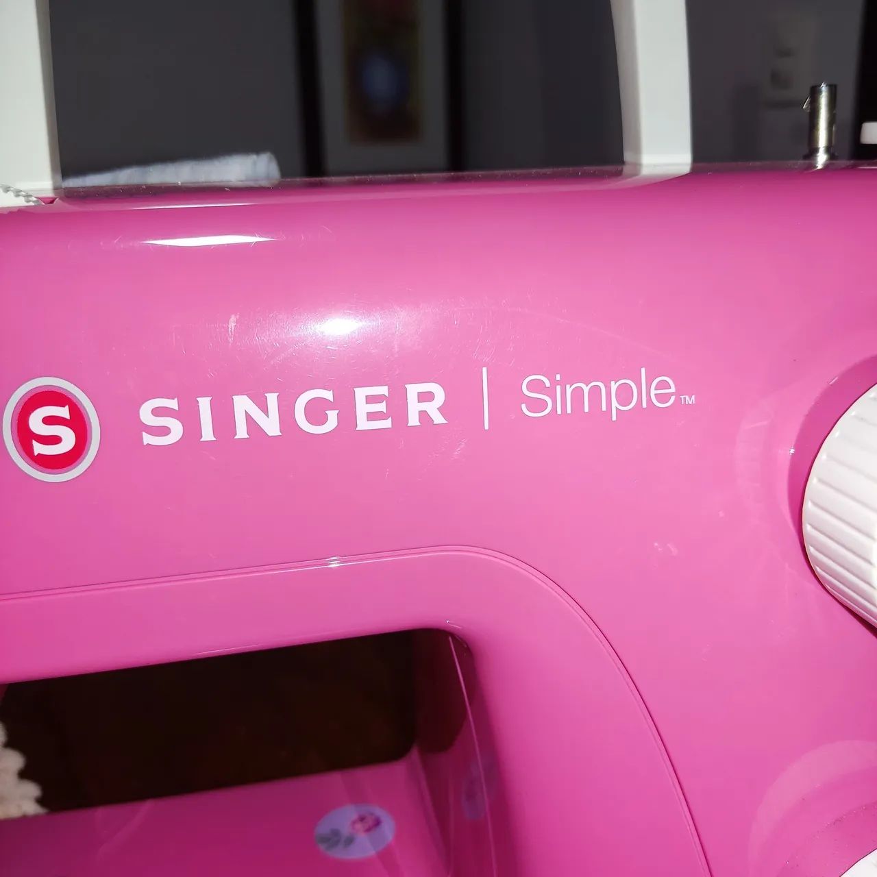 Máquina de Costura Singer Simple Rosa - Foto 2