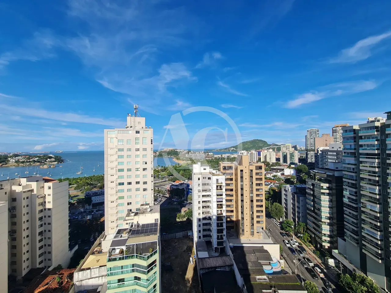Apartamento à venda na Praia do Canto: 3 quartos, 1 suíte, 2 salas, 3 banheiros, 2 vagas.