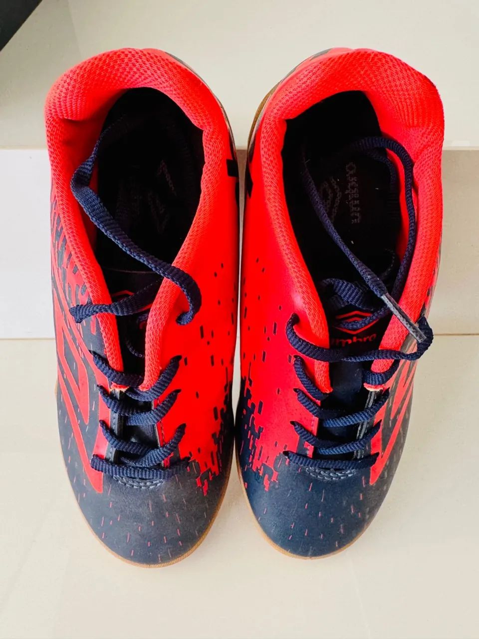 Chuteira Umbro Futsal - Azul e Vermelha - Foto 5