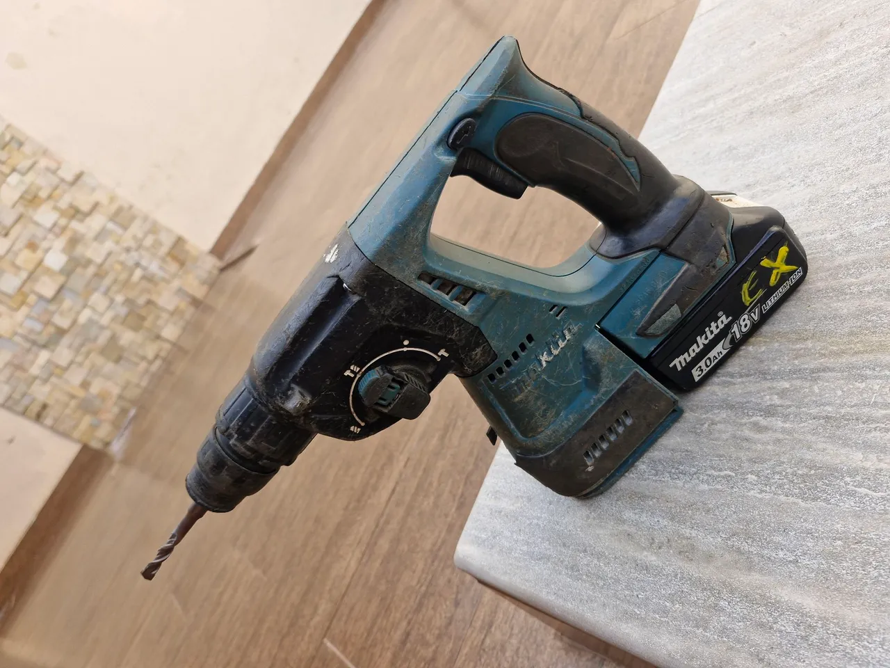 Furadeira de Impacto Makita dhr242 18V 3.0 Ah