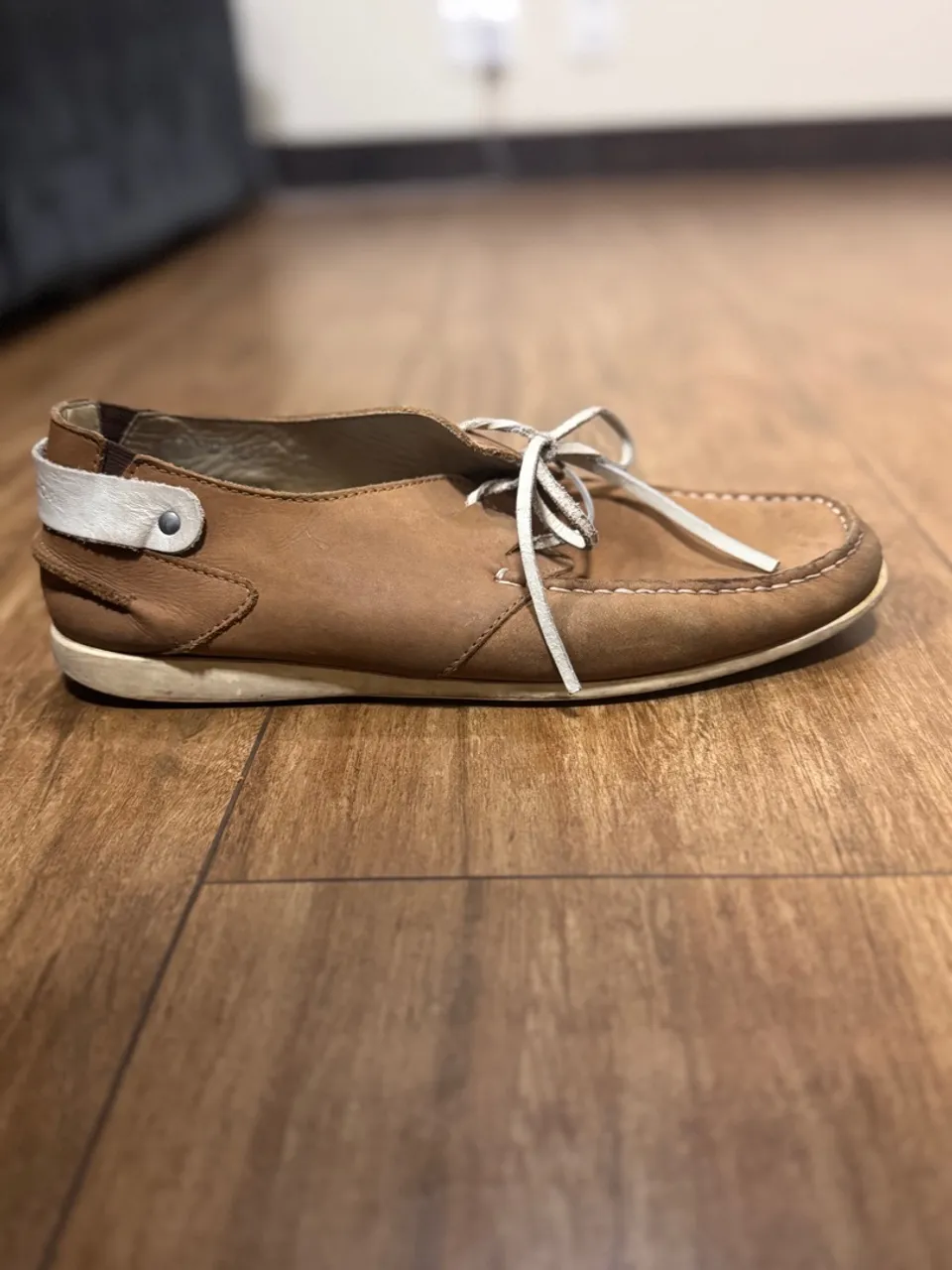Sapatos de couro marrom com detalhes