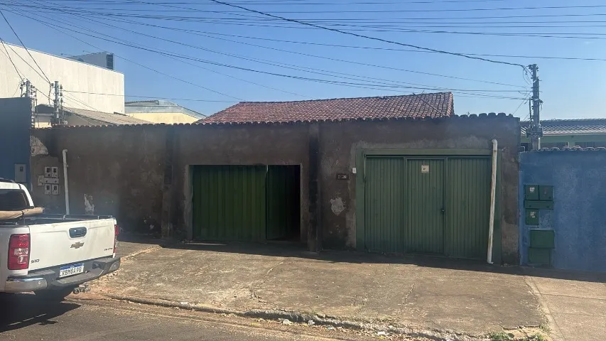CASA A VENDA NO JARDIM AMÉRICA COM 3 QUARTOS