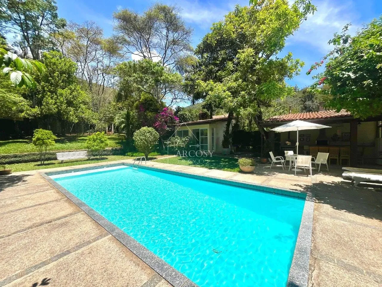CASA CHARMOSA E ENSOLARADA COM FÁCIL ACESSO À BR-040 - SEU REFÚGIO DE CONFORTO E PRATICIDA