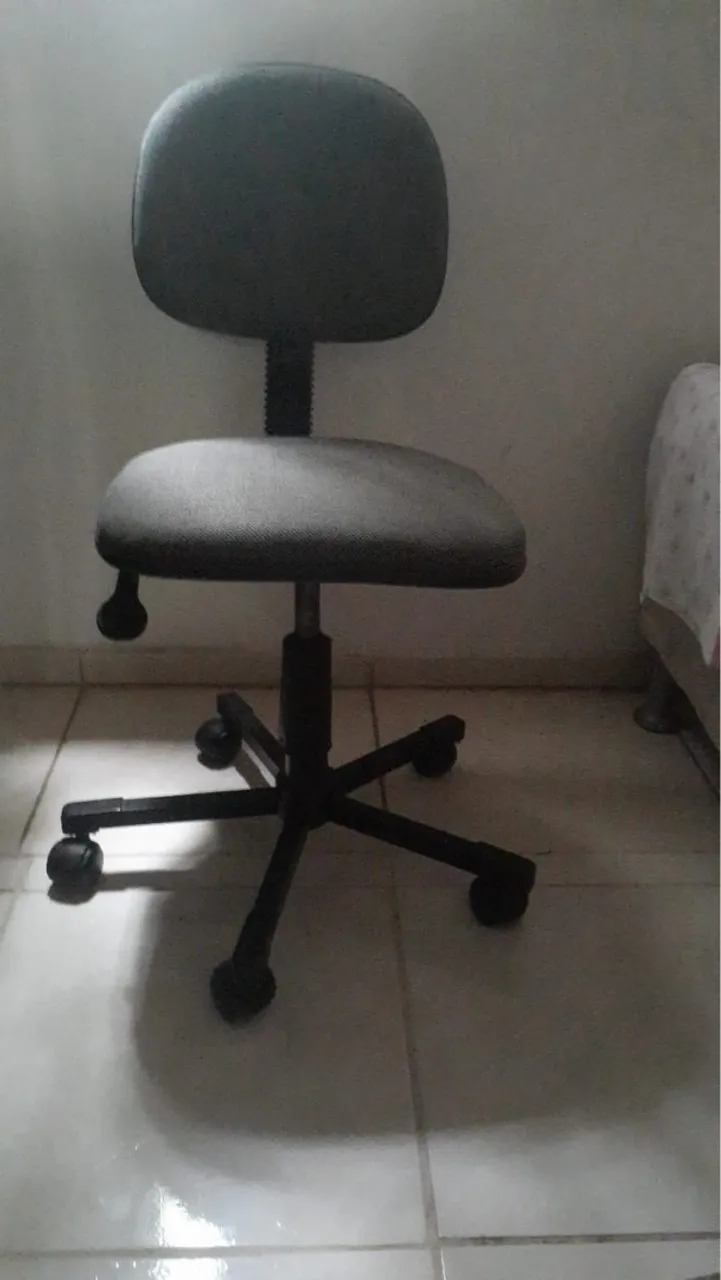 Cadeira de Escritório Giratória - Conforto e Praticidade