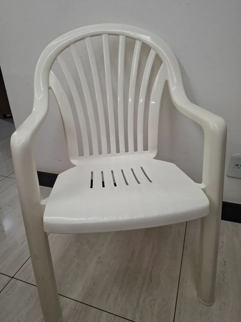 Cadeira Plástica Branca - Conforto e Praticidade - Foto 3