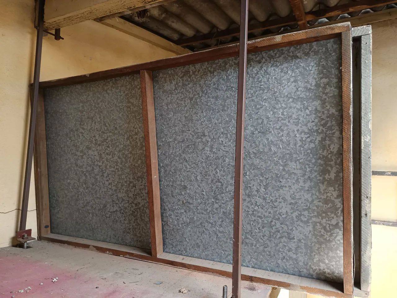Porta de metal antiga - ideal para garagem ou depósito usada - Foto 3