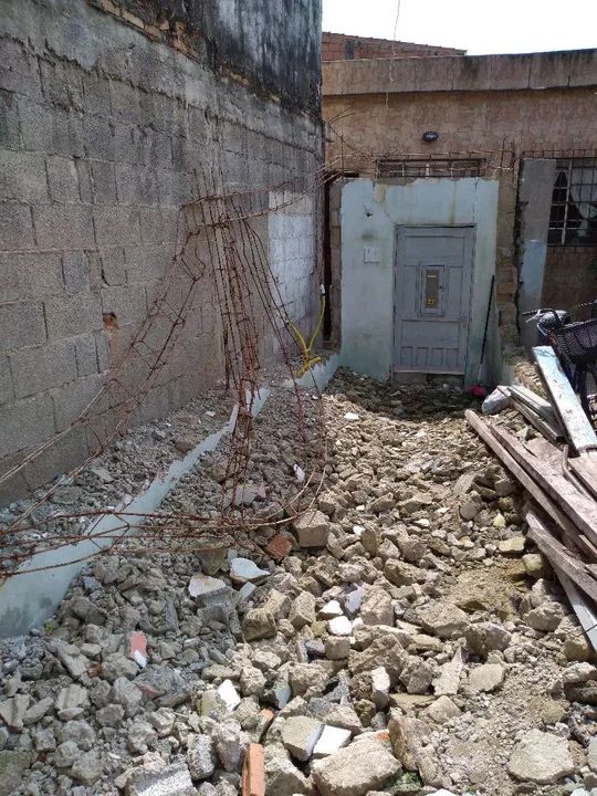 Vende-se um terreno pequeno ótimo para construir e sair do aluguel ou investir  !