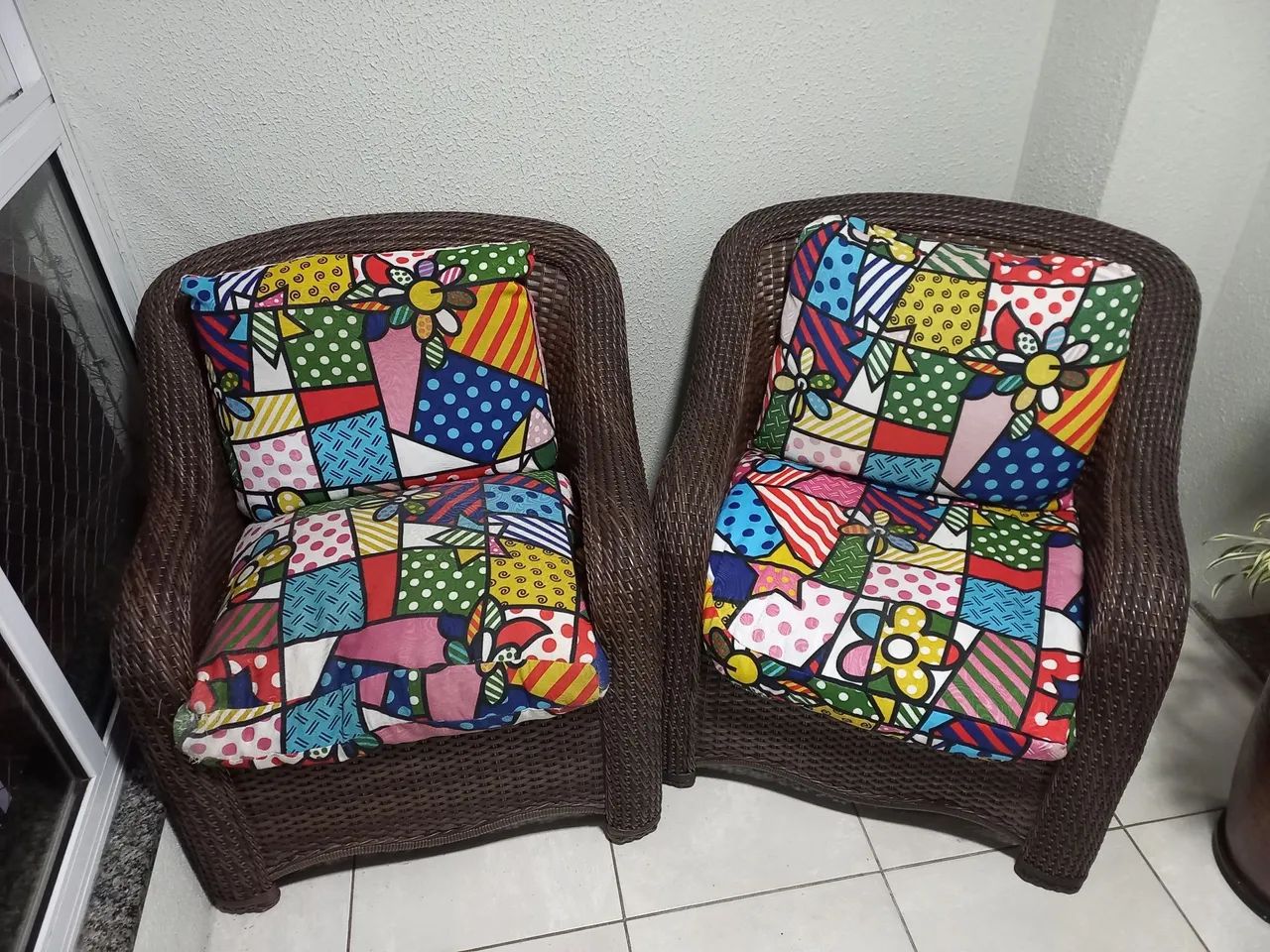Poltronas de Vime com Almofadas Coloridas