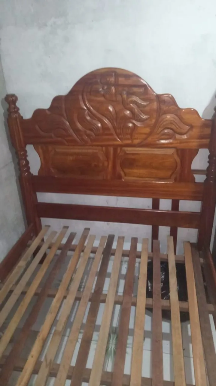 Cama de madeira entalhada