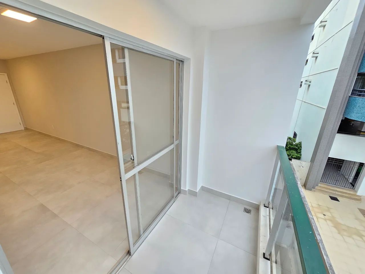 Lindo 2 quartos, 2 banheiros, elevador, varanda, sol da manhã, completamente reformado - Foto 11