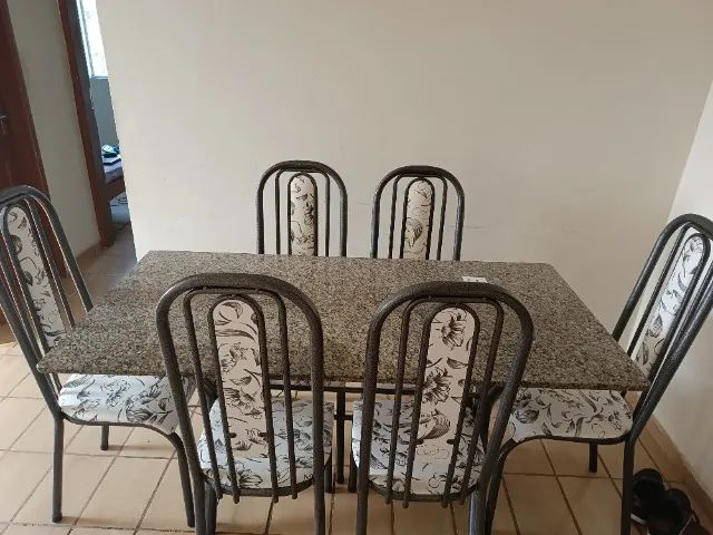Mesa de mármore com 6 cadeiras