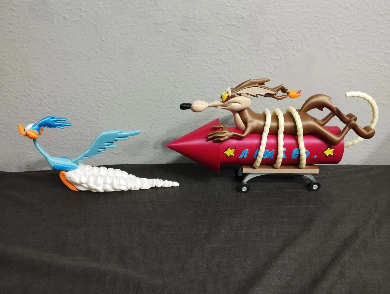 Estatuetas Wile E. Coyote e Road Runner - Looney Tunes
