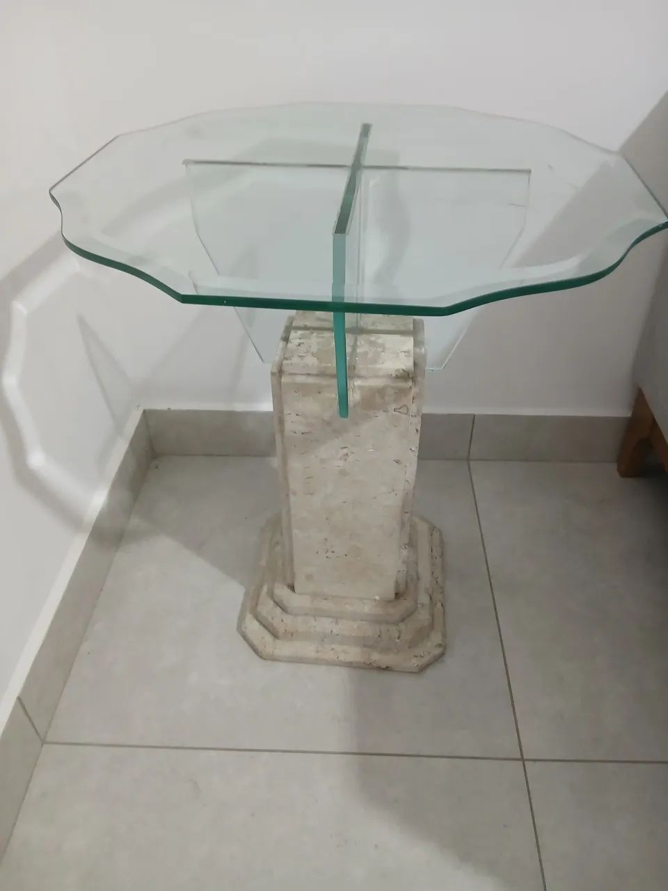 Mesa de centro em vidro e mármore