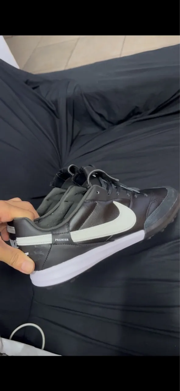 Chuteira Nike Premier Couro, número 40