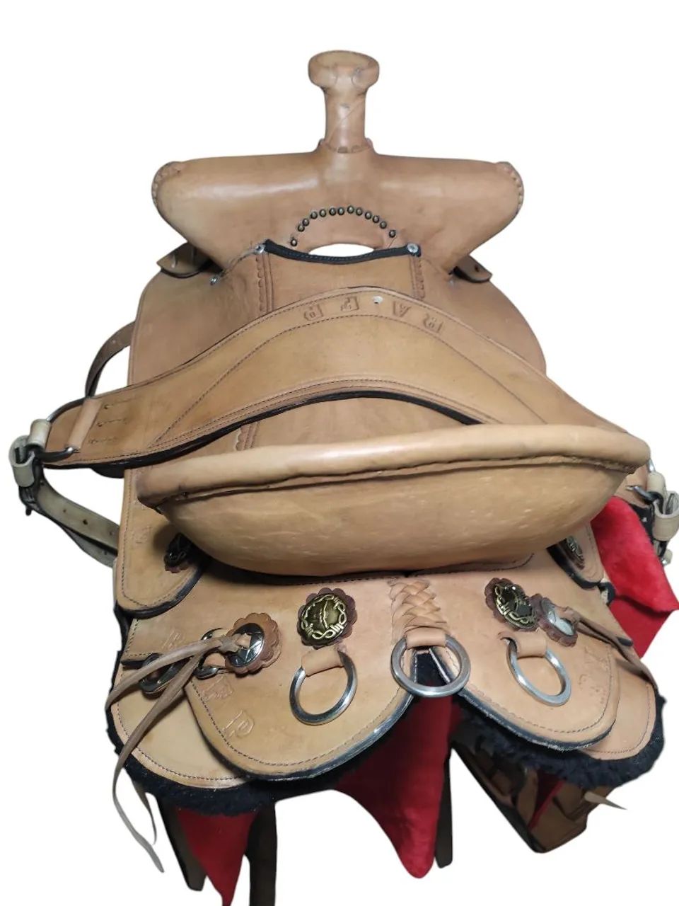 A Land Rover sela completa