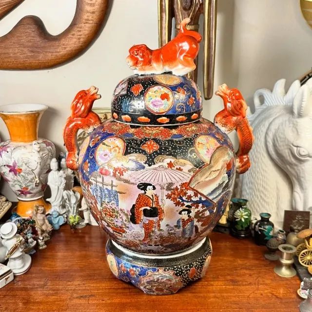 Grandioso e antigo pote em cerâmica oriental.