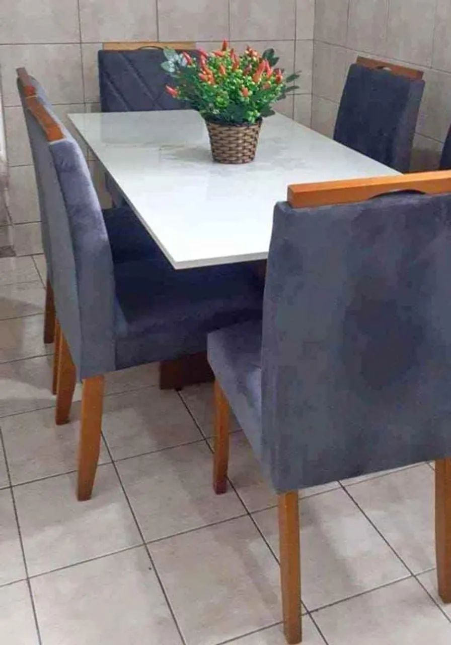 Mesa tampo com vidro e cadeiras em madeira maciça!! - Foto 2